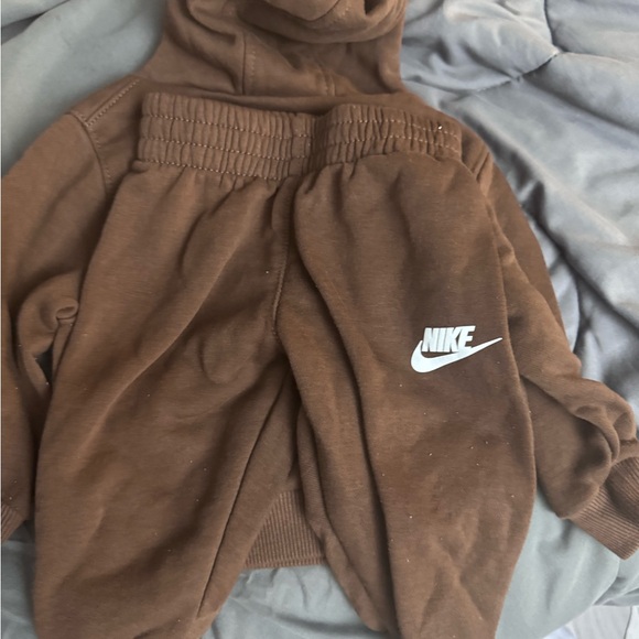 Nike baby sweatsuit 12M - Picture 2 of 8